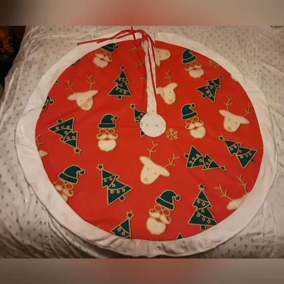 NEW 47" Christmas Tree Skirt - red, green & gold w/white fur trim - Picture 2 of 8